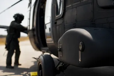 Black Hawk ćwiczył pod Warszawą. Policja i strażacy trenowali zrzut wody