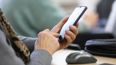 Seniorzy w Warszawie nauczą się obsługi smartfona. Są też zajęcia z angielskiego