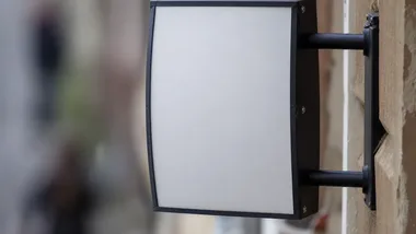 Reklamy w Warszawie pod lupą. Nadchodzą nowe zasady szyldów