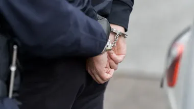 Chciał schować mefedron w ustach. Policjanci udaremnili próbę w Pruszkowie