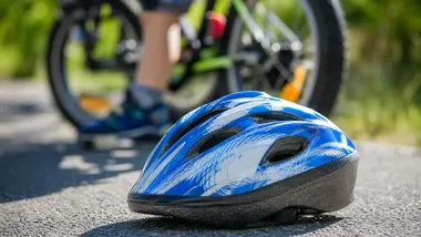 Dzieci na rowerach dostały kaski. Policja przypomina o nowym obowiązku