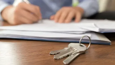 Peruka, czapka i okulary. 16-latek chciał wynająć cudzy apartament