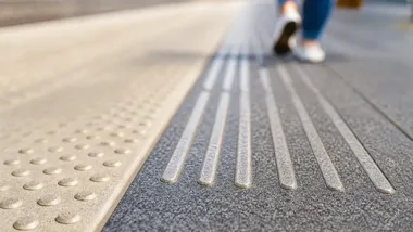 Granit zastępuje stal w warszawskim metrze. To ułatwia orientację