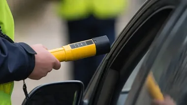 Nagranie z sieci doprowadziło policję do kierowcy Audi. Pięć zarzutów