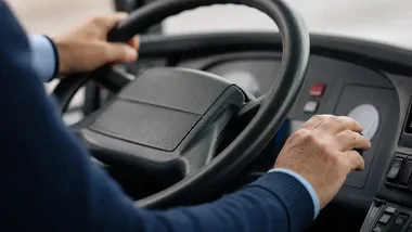 96-latek błąkał się w kapciach po Warszawie. Pomógł kierowca autobusu
