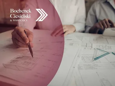 Dłoń rysująca ołówkiem na planach architektonicznych, z logo Bochenek Ciesielski & Wspólnicy.