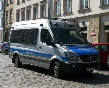 Poranne przeszukania w kilku miejscach. Policja zabrała sprzęt do analizy