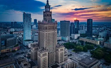 Śmiech, urna i brydżowe wieczory – „Przesyłka z zaświatów” rozbawia Wilanów