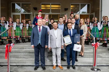 W Karolinie odnowiono przestrzeń przy Mazowszu. Jest fontanna i plac zabaw