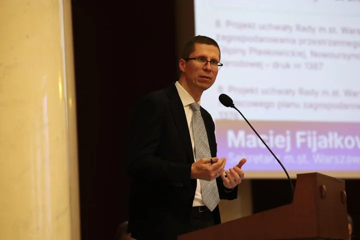 Nocna sprzedaż alkoholu przynosi pierwsze spadki interwencji – zmiany już w Śródmieściu i na Pradze‑Północ