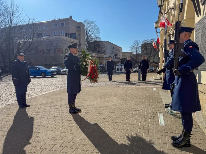 Komenda Stołeczna złożyła wieniec pod tablicą ''Żmudzin'' - hołd przy Pałacu Mostowskich