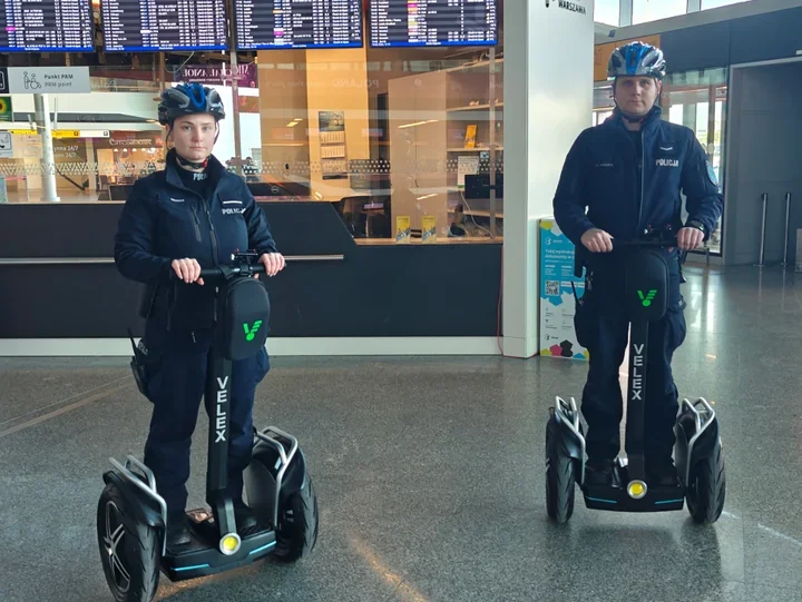 Policja na Lotnisku Chopina - patrole na Segwayach przy terminalu