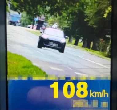 108 km/h obok szkoły w Ostrowie. 75-latek stracił prawo jazdy