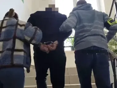 Potrącenie pieszej w Piastowie. Kierowca odjechał, zatrzymano dwie osoby