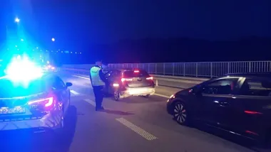Kontrola drogowa ujawniła narkotyki, broń i gotówkę. 43-latek zatrzymany