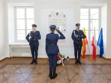 Stołeczna policja uczciła pamięć poległych funkcjonariuszy - międzynarodowa kampania w praktyce