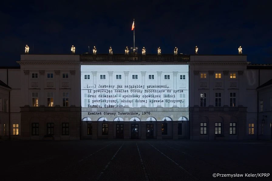 Na fasadzie Pałacu Prezydenckiego w Warszawie wyświetlono nocą projekcję z tekstem Komitetu Obrony Robotników z 1976 roku.