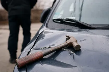 Groźby, młotek i zniszczone auto. 37-latek usłyszał cztery zarzuty