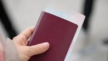Podrobiony paszport i 9 tys. zł. Zatrzymany trafił do Straży Granicznej