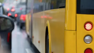 Atak nożem w warszawskim autobusie. Podejrzany usłyszał trzy zarzuty