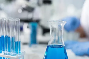 Policja zlikwidowała laboratorium flakki w Warszawie. Dwóch zatrzymanych