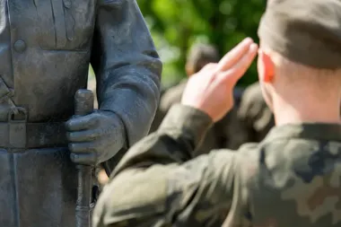 Pomnik generała Rozwadowskiego stanie przed siedzibą Sztabu Generalnego