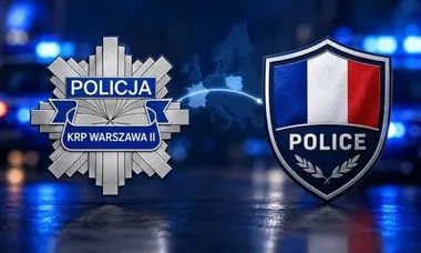 Grafika przedstawiająca odznakę polskiej policji KRP Warszawa II oraz francuską tarczę policyjną na tle świateł i mapy Europy.
