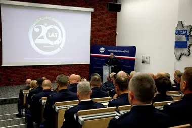 Funkcjonariusze policji siedzą na sali wykładowej podczas uroczystości z okazji 20-lecia portalu konnego pod patronatem honorowym Komendanta Głównego Policji.