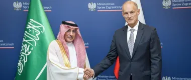 Przedstawiciel Arabii Saudyjskiej i polski urzędnik państwowy witają się uściskiem dłoni podczas spotkania w Ministerstwie Spraw Zagranicznych w Warszawie.