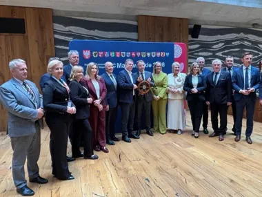 Grupa osób pozuje do pamiątkowego zdjęcia podczas konferencji przewodniczących województw RP w Olsztynie, związanej z programem Mazowieckie 2026.