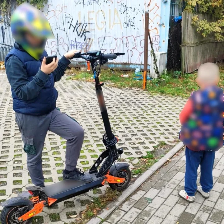 Jedna hulajnoga, dwóch chłopców. Strażnicy przerwali jazdę na Gocławiu