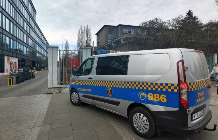 Radioaktywne czujniki w magazynie na Czerniakowskiej postawiły służby na nogi