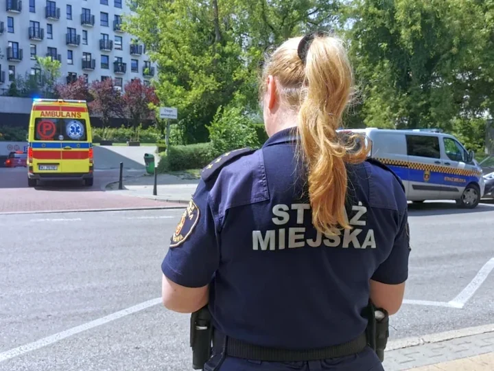 Nóż w twarz przy Stanisławowskiej - strażniczki zatrzymały krwotok