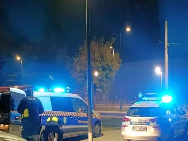 Leżał w tramwaju, potem rzucił się do ucieczki. Miał narkotyki