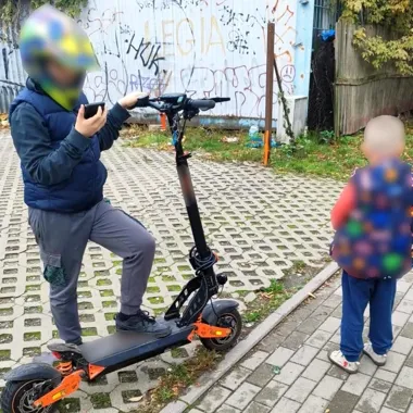 Jedna hulajnoga, dwóch chłopców. Strażnicy przerwali jazdę na Gocławiu
