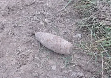 Zardzewiały pocisk przy polnej drodze w Wilanowie. Teren zabezpieczony