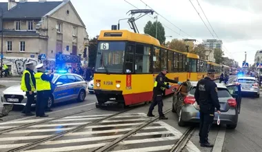 Zderzenie auta z tramwajem na Grochowskiej. Kierująca trafiła do szpitala
