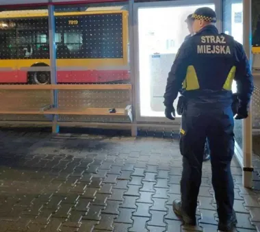 Agresywny pasażer zasnął w autobusie. W portfelu znaleziono mefedron