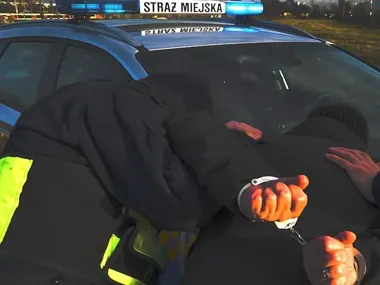 Pięciu mężczyzn biło się pod sklepem na Targowej. Interweniowali strażnicy