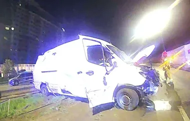 Kierowca stracił kontrolę, dostawczy mercedes zatrzymał się na torowisku