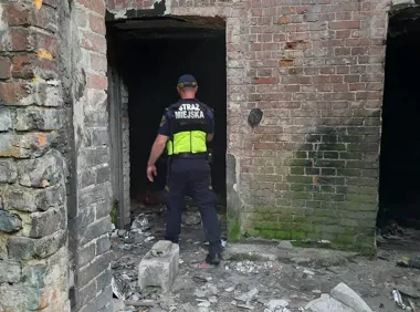 Przeskoczył przez płot pustostanu. W środku ukrywała się jego partnerka