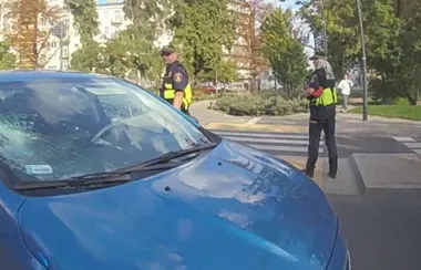 Rowerzysta potrącony w Warszawie. Bez kasku doznał ran głowy