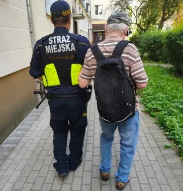 Upadł między samochodami na Mokotowie. Strażnicy szybko ruszyli z pomocą