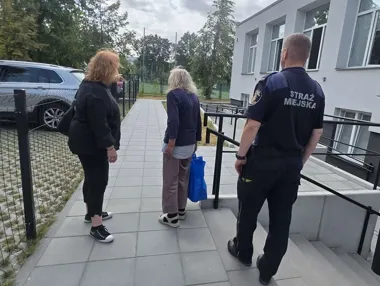 65-latka nie chciała pomocy. Strażnicy przekonali ją do lekarza