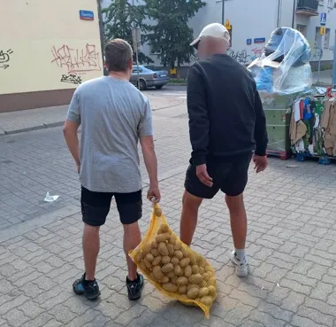 Cztery kradzieże i worek ziemniaków. 36-latek nie uciekł strażnikom