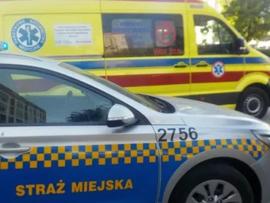 Zakrwawiona kobieta na Grochowskiej - szybka interwencja ujawniła przemoc domową