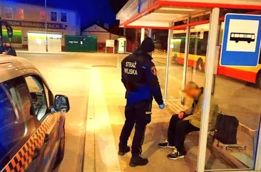 Spał na podłodze autobusu, alkomat pokazał zaskakującą prawdę