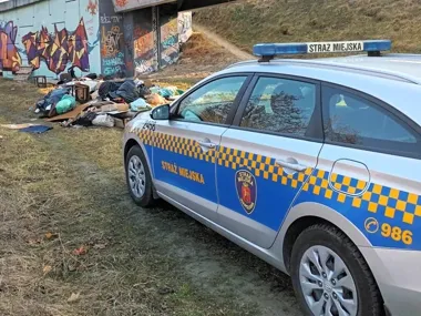 Dane w śmieciach przy S8 - bankowa karta i dokument z pełnymi danymi