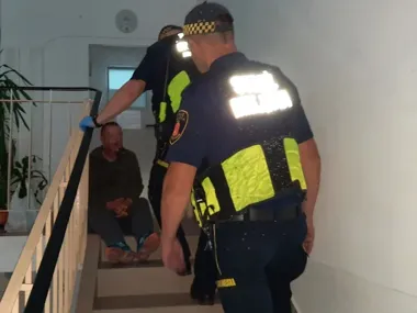 Strażnicy ujęli dwoje - jeden poszukiwany, druga paliła substancję