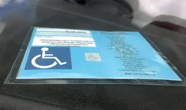 Przerobiona karta parkingowa wpadła przy Placu Dąbrowskiego